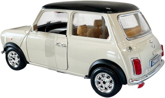 Crèmekleurige Mini Cooper uit 1969 met zwart dak, beige interieur en chromen velgen.