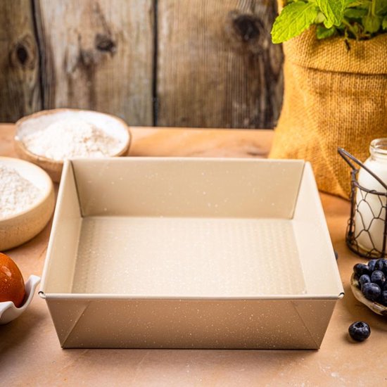 Kinghoff 1974 - Vierkante Cakevorm 24x24x6 cm - Bakblik voor Brownies, Cheesecake en Ovenschotels - Antiaanbaklaag - Ovenbestendig tot 220°C - Beige