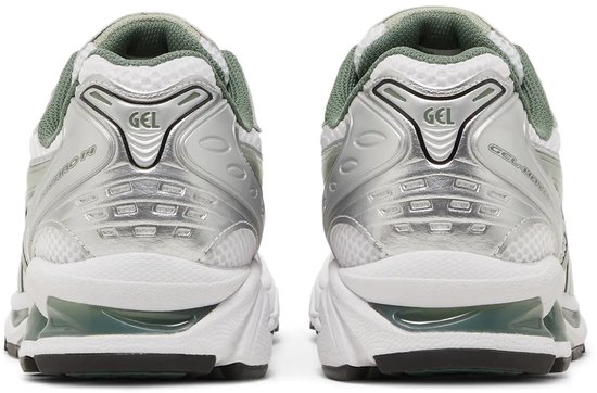 Achterkant van witte ASICS Gel-Kayano 14 sneakers met zilveren en groene accenten.