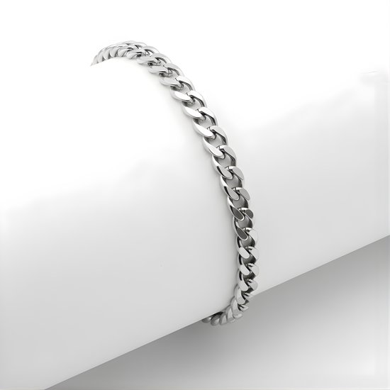 Zilverkleurig schakelarmbandje van 5 mm breed en 21 cm lang, tentoongesteld op een witte, gebogen ondergrond.