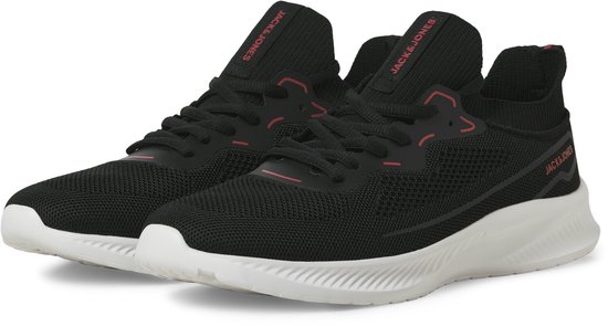 Paar zwarte Jack & Jones sneakers met witte zolen en roze details, van de zijkant gezien.