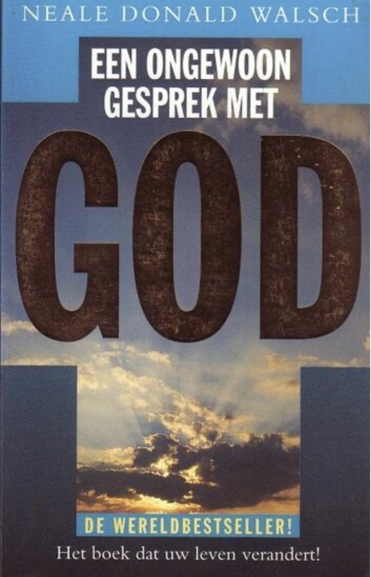 Boek "Een ongewoon gesprek met God" van Neale Donald Walsch. Titel in grote, verweerde letters, met een luchtfoto van wolken.