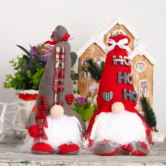 Deux gnomes de Noël avec de longs chapeaux gris et rouges ornés de texte, des barbes blanches et des chaussures rouges.