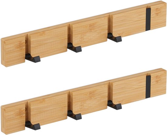 Set van twee bamboe wandkapstokken, elk met 4 inklapbare zwarte haken. De natuurlijke houtkleur heeft duidelijke nerven en een verticale zwarte accentstreep aan het uiteinde.