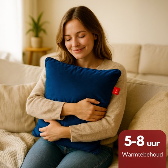 Vrouw omhelst een donkerblauw fluwelen warmtekussen, met tekst '5-8 uur warmtebehoud'.