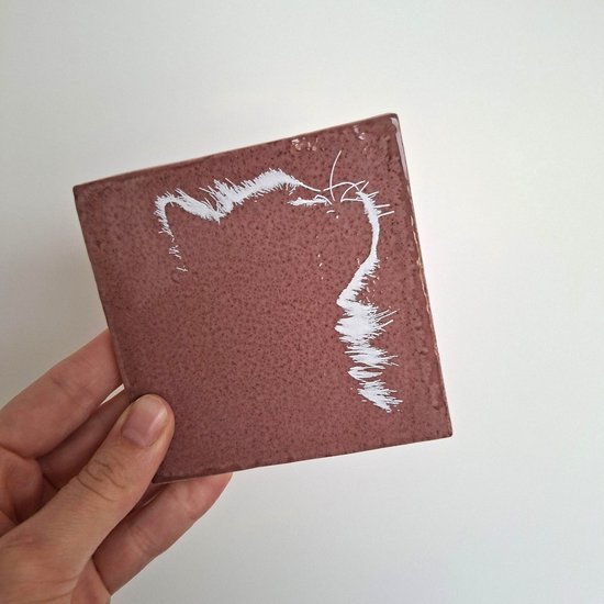 Tegeltje met tekst - Keramiek tegeltje - Tegel met kat - Uniek Cadeau - Tegel donkerroze - 10x10 cm - Tegeltje kerst - Tegeltje Sinterklaas - humor tegeltje