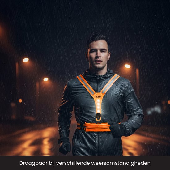 Man rent 's nachts in de regen met oranje R2B hardloopvest met verlichting en reflecterende strepen.