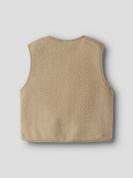 Achterkant van een beige teddy-gilet zonder mouwen met een ronde hals en boordsel.