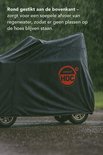 Zwarte scootmobielhoes met rond gestikte bovenkant, druppels op de hoes.