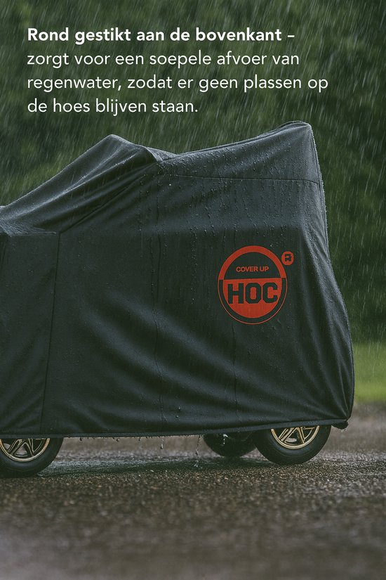 Zwarte scootmobielhoes met rond gestikte bovenkant, druppels op de hoes.