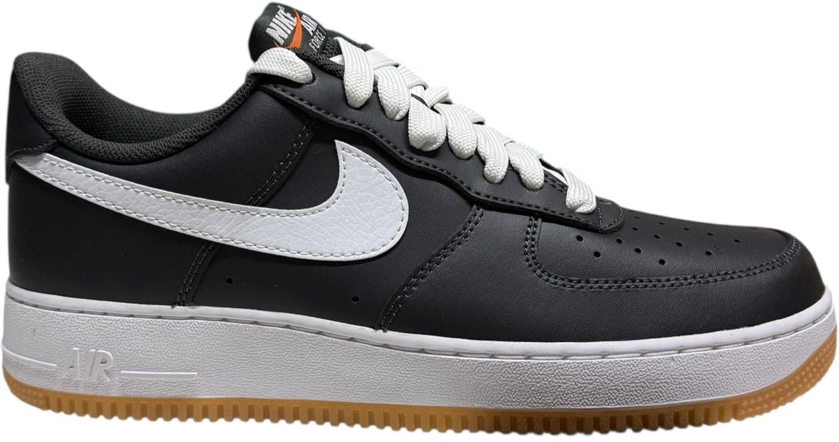 Nike Nike Air Force 1 ‘LV8 Sneakers Heren Zwart