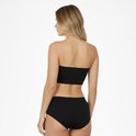 Vue de côté d'un mannequin aux cheveux blonds portant un soutien-gorge bandeau noir sans coutures et une culotte assortie taille haute.
