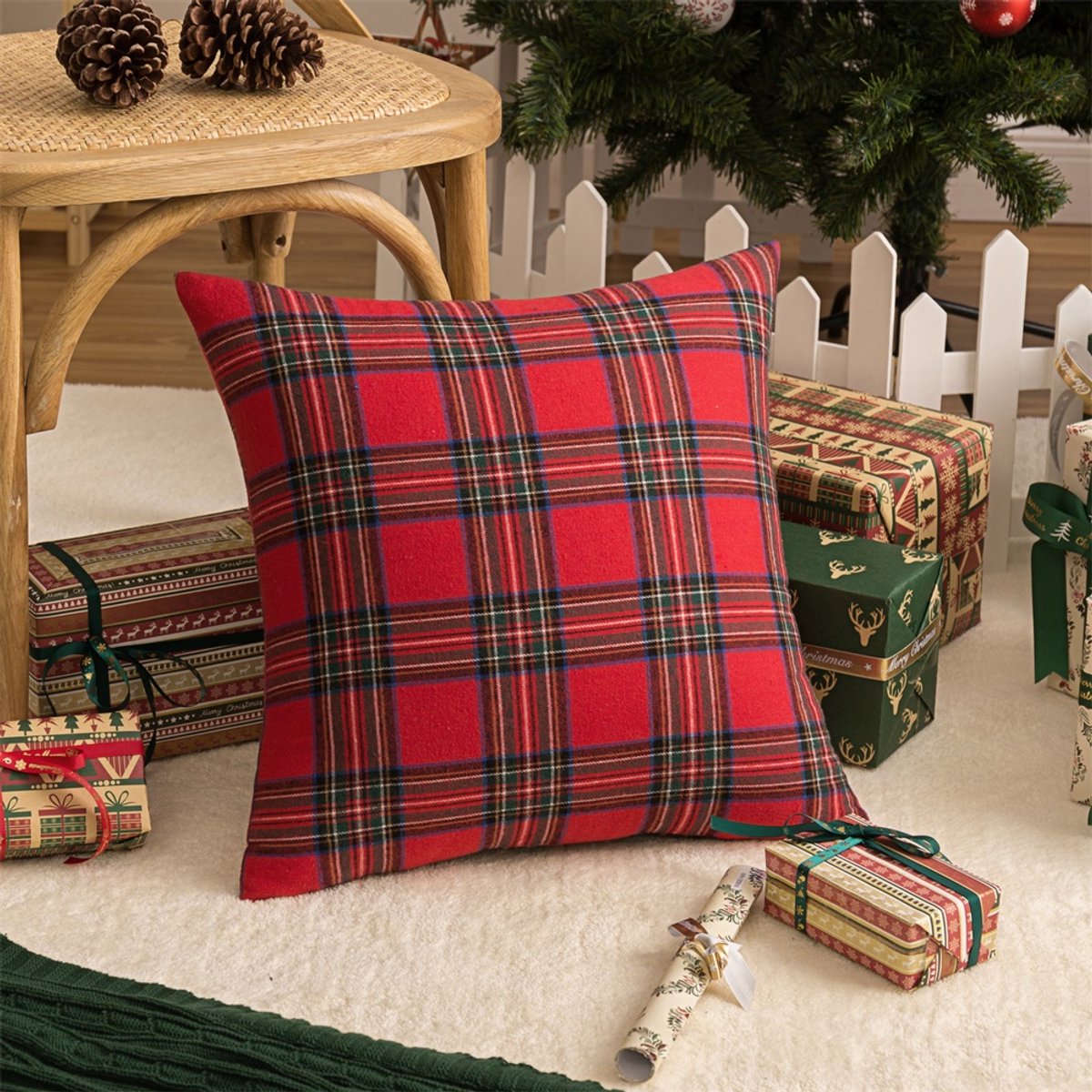 Qelus Kerst Kussenhoes 45x45 cm - Groot Ruitpatroon Tartan - Zacht & Milieuvriendelijk - Onzichtbare Rits & Machinewasbaar - Kerstdecoratie voor Woonkamer, Bank & Bed