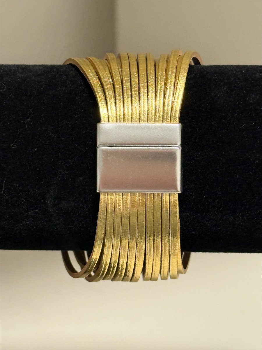Goudkleurige armband met magneetsluiting | Make up | Parfum | Moederdag | Verjaardagscadeau| Cadeautje| Valentijnsdag| Kado | sieraden | vaderdag | oorbellen | oorsieraden