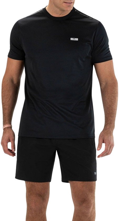 Man met zwart gestreept sportshirt en zwarte shorts, sportkleding.