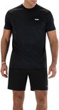 Man met zwart gestreept sportshirt en zwarte shorts, sportkleding.