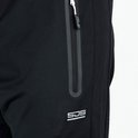 Detail van een zwarte trainingsbroek met een ritsvak en 'SJS' logo.