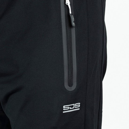Detail van een zwarte trainingsbroek met een ritsvak en 'SJS' logo.