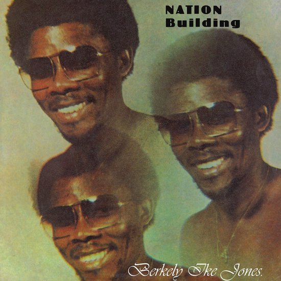Albumhoes van Berkely Ike Jones Nation Building met drie overlappende portretten van een lachende man met zonnebril.
