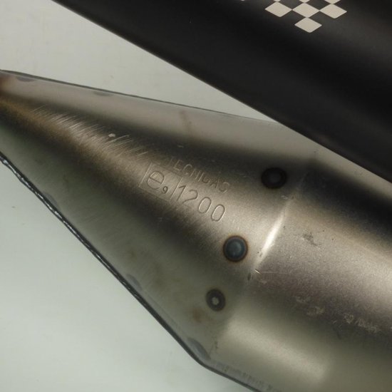 Gedetailleerd aanzicht van een metalen uitlaatdemper met de tekst 'TECNIGAS e.1200'.