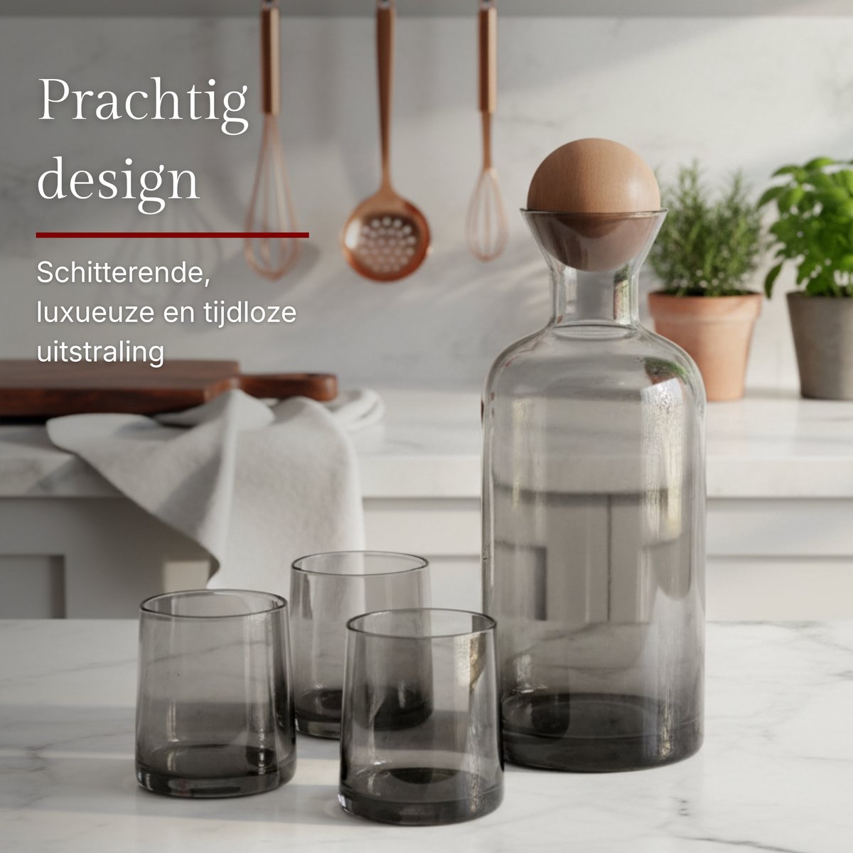 Mémoire® Acqua di Fumo Waterkaraf Set – Luxe Water Karaf met 4 Bijpassende Glazen en Houten Bal– Gerookt Glas Effect – Inclusief Houten Afsluitbal – Design Tafelset – Stijlvol Cadeau voor Thuis, Tafel en Designliefhebbers — cadeau in Koken & Dineren - foto 2