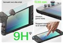 Demonstratie van de duurzaamheid van de screenprotector voor Nintendo Switch, bestand tegen stenen. De screenprotector is 0,33 mm dik en ultradun.