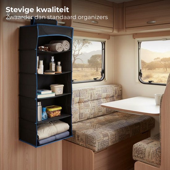 Zwarte hangorganizer met blauwe bies in een caravan. Gevuld met handdoeken, toiletartikelen, boeken, fles en kleding.