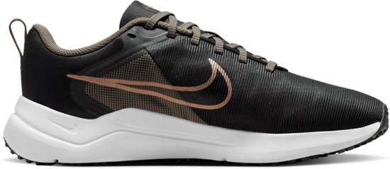 Chaussure de course Nike noire avec accents marrons et semelle blanche, vue de côté.