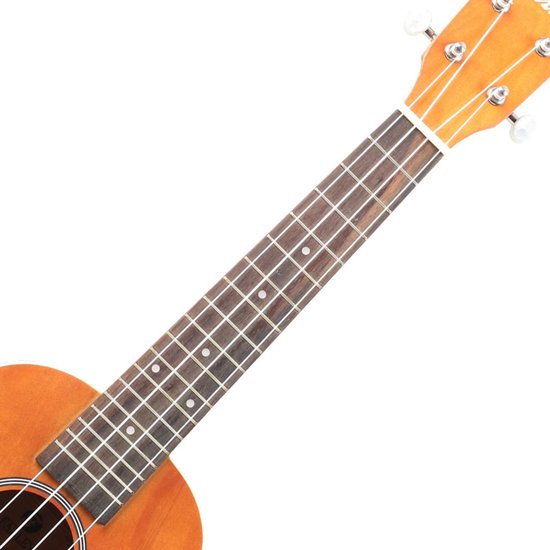 Close-up van de nek en kop van een naturel houten ukelele met snaren en witte stemknoppen.