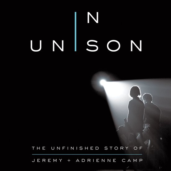Boekomslag met de tekst 'In Unison', de onafgemaakte geschiedenis van Jeremy + Adrienne Camp, met silhouetten van twee personen in de spotlight.