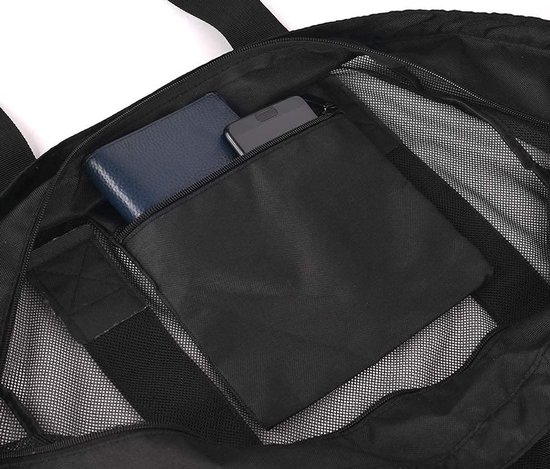 Binnenkant van een zwarte mesh tas met een blauw portemonnee en telefoon.