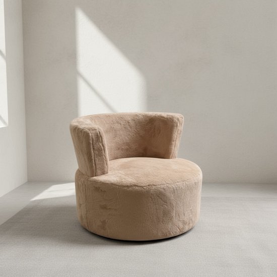 Ronde, taupe fauteuil met een zachte, fluffy stof en een gebogen rugleuning.