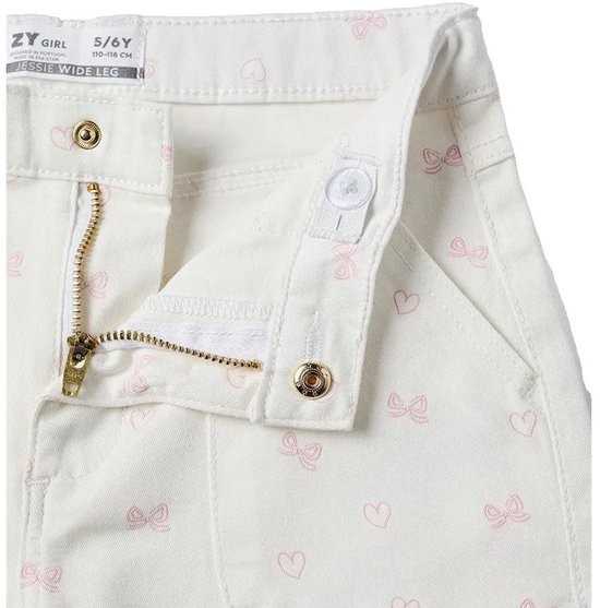 Witte broek met roze strikjes en hartjes patroon, met rits en knoopsluiting.