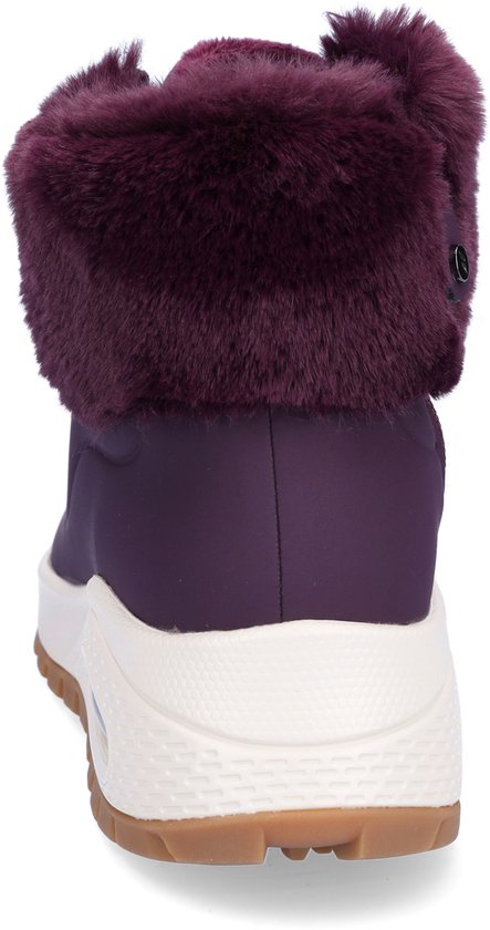 Achterkant van een paarse Skechers veterboot met imitatiebontkraag en dikke witte zool.