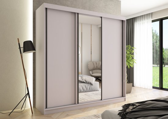 Lichtroze kledingkast met drie schuifdeuren, waarvan één spiegelend, in een slaapkamer.