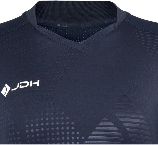 Close-up van de V-hals en het witte JDH-logo op een marineblauw sportshirt.