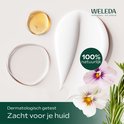 Drie druppels serum en witte crème met twee witte en paarse bloemen en een takje rozemarijn.