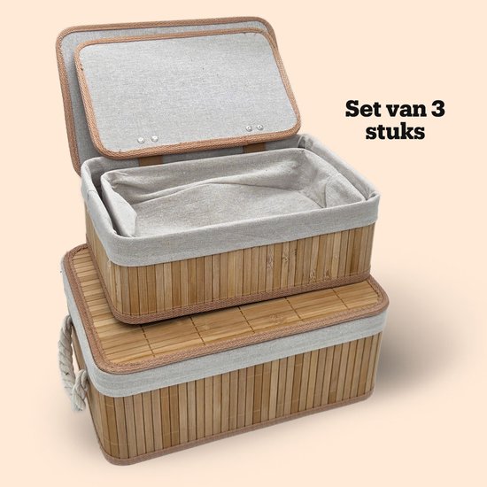 Een set van drie naturel bamboe manden, open en gestapeld.