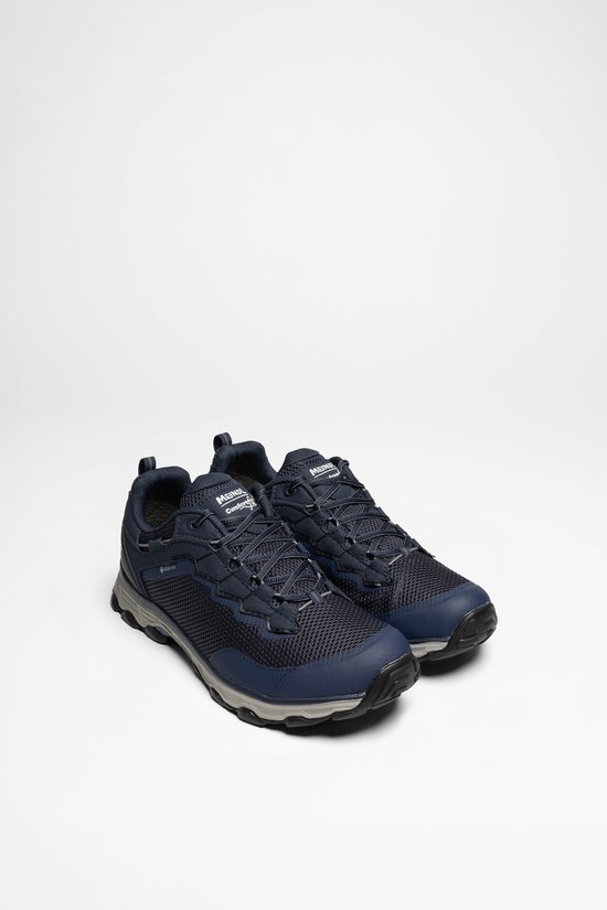 Paar blauwe Meindl wandelschoenen met mesh en Gore-Tex logo. Grijze zool.