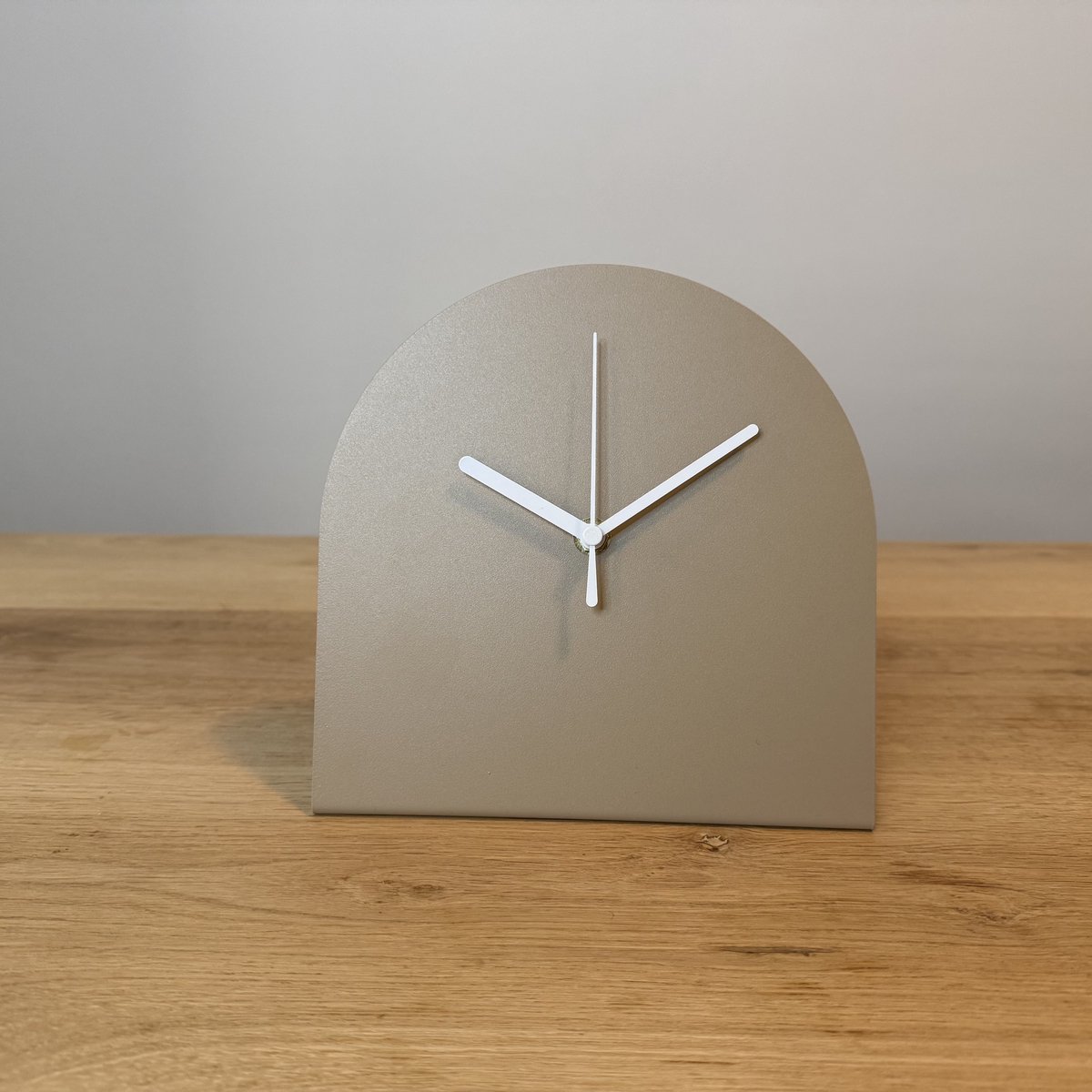 Klok BURGL - GRIJSBEIGE - Tafelklok - Hoogte 19,4 cm - Diameter 20 cm