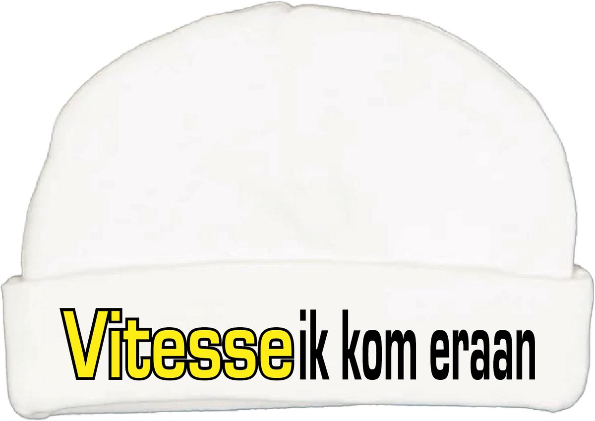 Babymutsje met de tekst: Vitesse ik kom eraan !