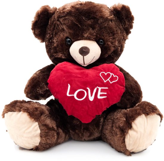 Bruine teddybeer zit met een rood hart met het woord "LOVE" erop geborduurd. De beer heeft beige poten en snuit.