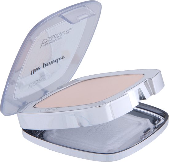 Open L'Oréal Paris True Match poeder compact met een zilveren rand en doorzichtige deksel. De poeder is licht beige.