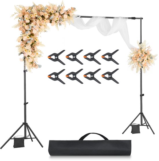 Een complete fotostudio opstelling met een boog van bloemen, witte doeken, 8 zwarte klemmen en een draagtas.