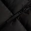 Sluiting van een zwarte Superdry pufferjas, met Superdry-logo op de ritslip.
