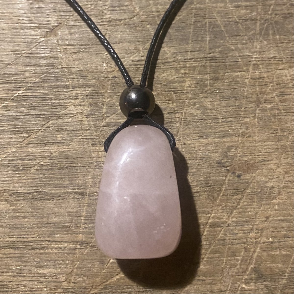 Rozenkwarts Hanger 2 cm aan waxkoord 60 cm - (Zelf-) Liefde - Cadeau - Sieraad