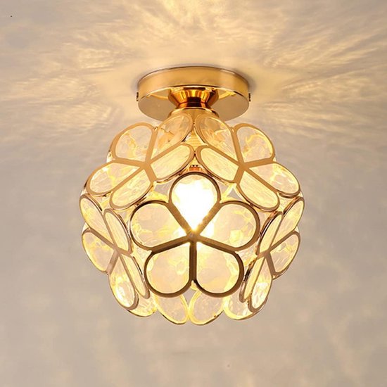 Gouden plafondlamp met bloemvormige kristallen schermen, gemonteerd aan een goudkleurig plafondrozet.