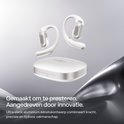 Witte Shokz OpenFit Pro oordopjes met oplaadcase. Ultra-slank aluminium ontwerp.