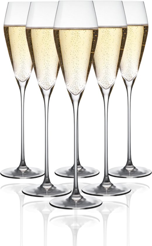 Vijf champagneglazen gevuld met champagne, op een witte achtergrond.