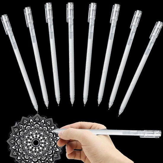 Een hand houdt een transparante witte gelpen vast, een mandala-tekening is zichtbaar.